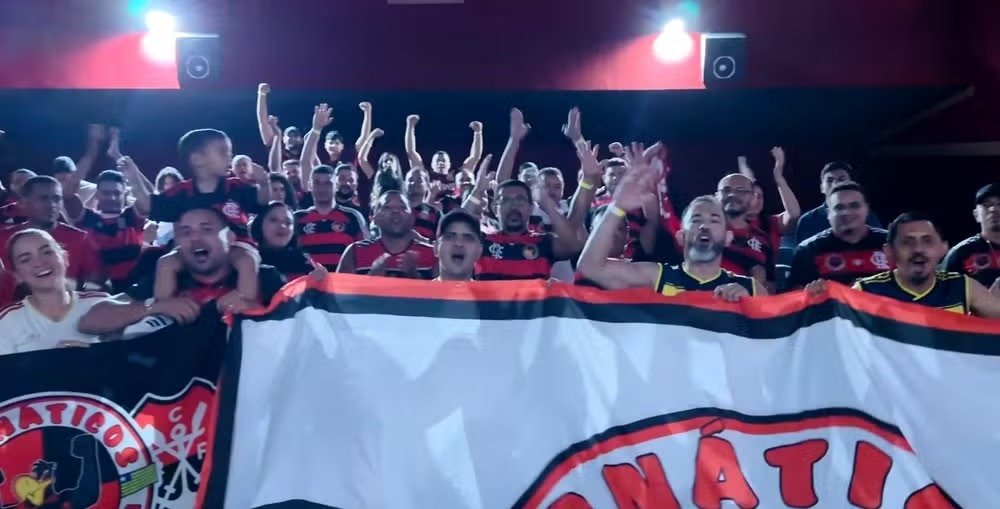 Torcida do Flamengo transforma cinema em arquibancada em Teresina