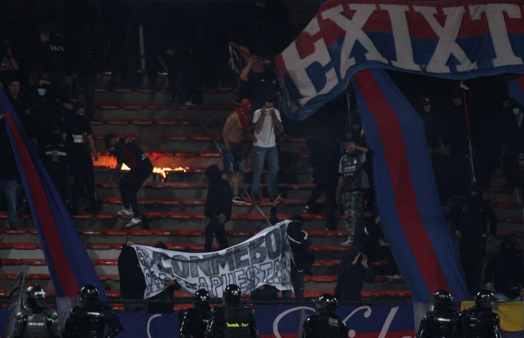 Conmebol cancela jogo do Flamengo na Libertadores após tumulto em Medellín