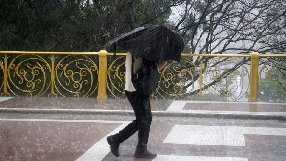 Inmet alerta para chuvas intensas e vendaval em 24 estados brasileiros