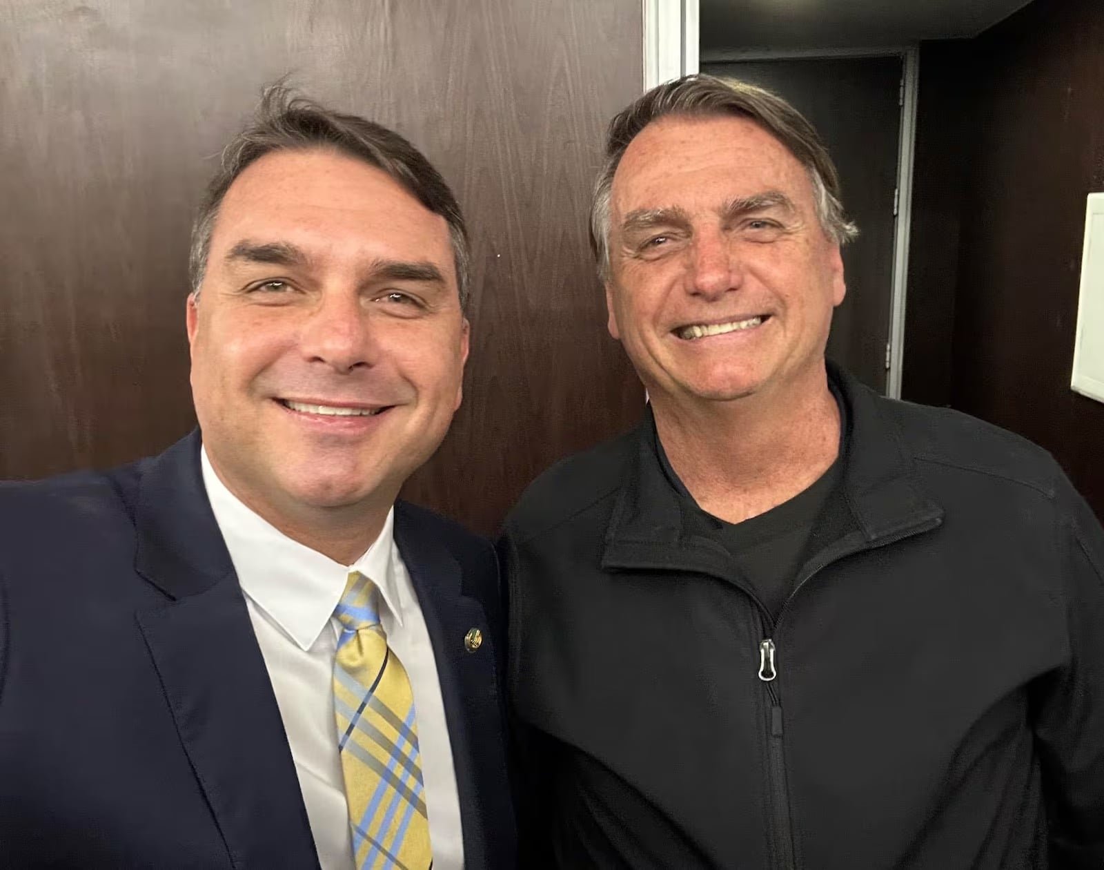 Flávio Bolsonaro afirma que Jair Bolsonaro terá papel em futuro governo