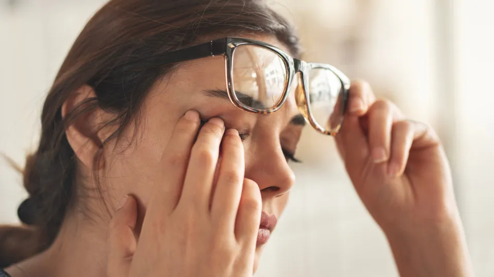 Tremores oculares: médico revela 7 causas e como tratá-las