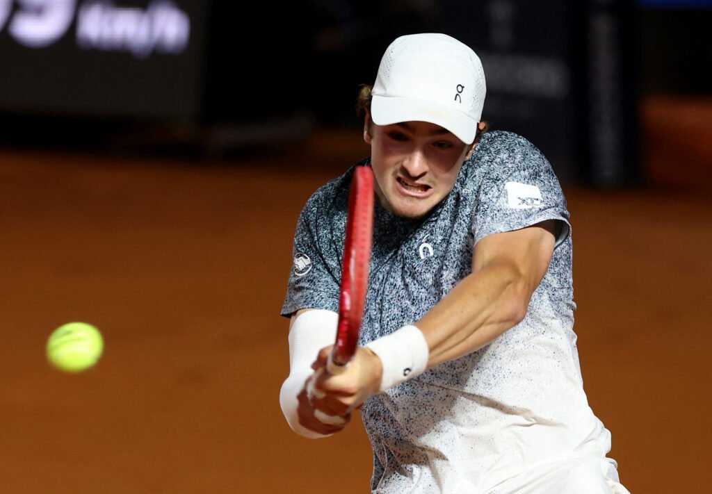 João Fonseca sofre derrota dramática na estreia do Roma Open para Medjedovic
