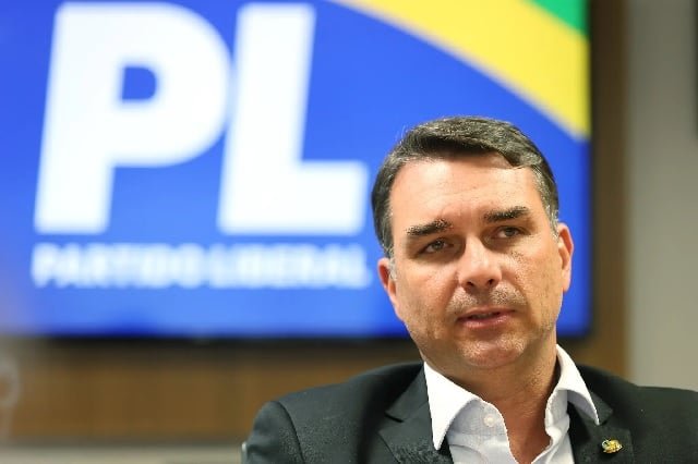 Flávio Bolsonaro anuncia pré-candidatura à presidência e apresenta jingle