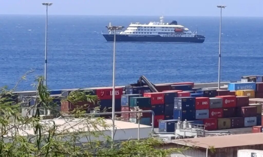 Passageiros são evacuados de navio após surto de hantavírus