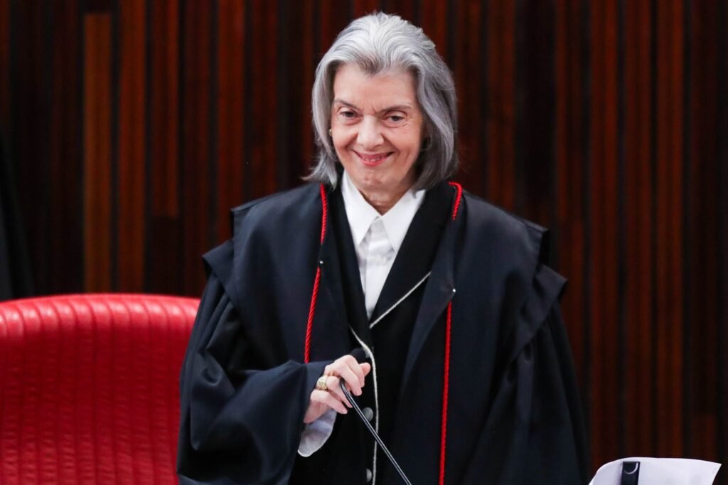 Cármen Lúcia anula multa de R$ 600 mil imposta por Moraes a usuária do X