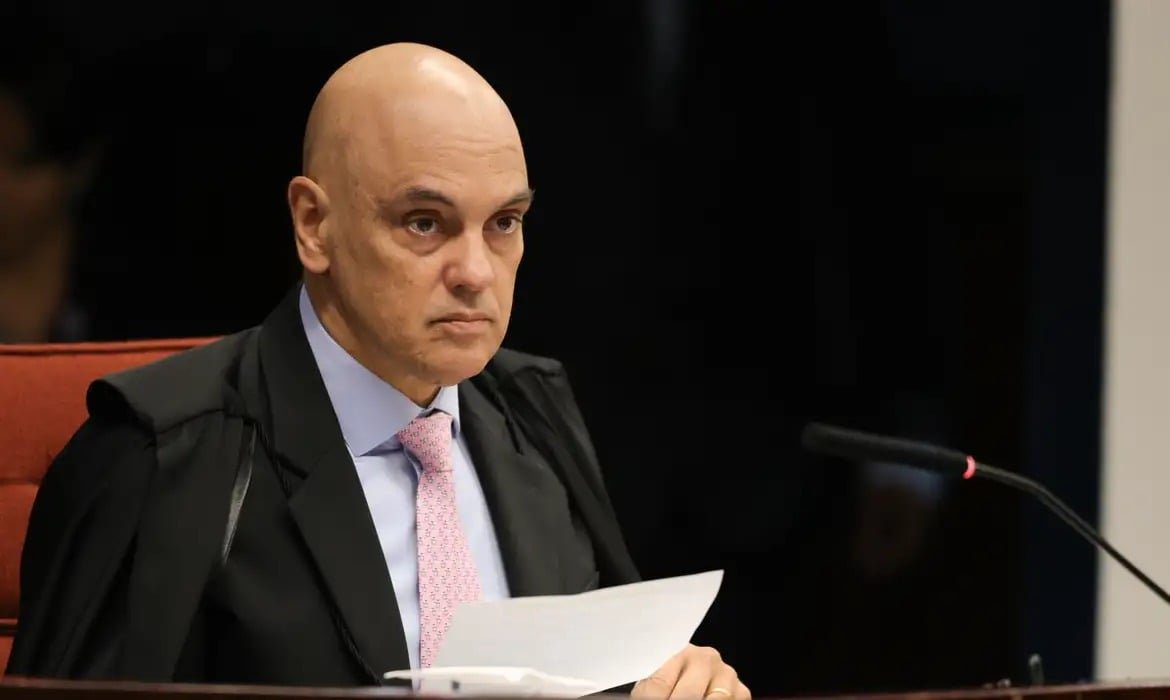 Moraes impõe entrega de celulares por funcionários durante prisão domiciliar de Bolsonaro