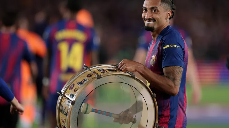 Raphinha responde a provocação de torcedor do Real em festa do Barcelona