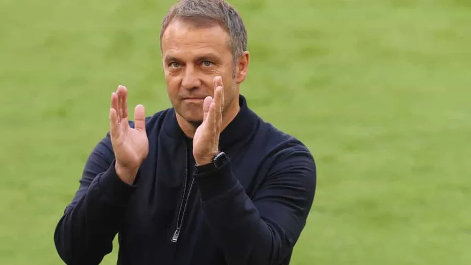 Hansi Flick renova contrato com o Barcelona até 2028