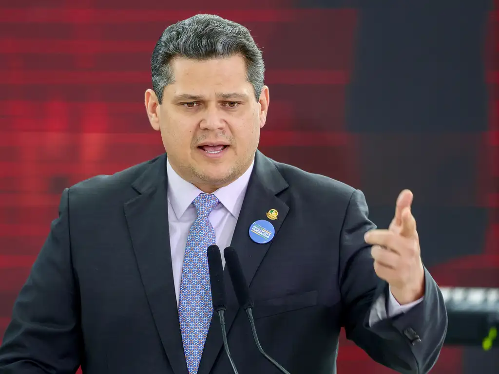 Davi Alcolumbre falta a evento de Lula e acirra tensões entre os Poderes