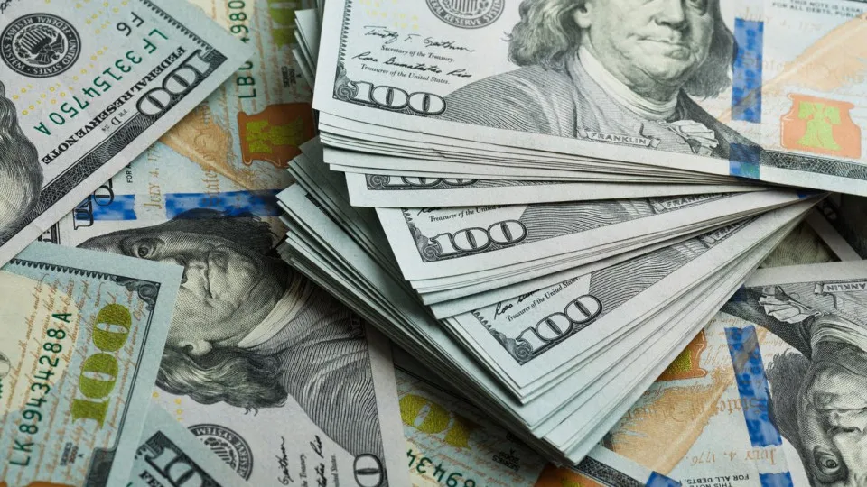 Dólar e Bolsa caem com queda do petróleo e tensões no Oriente Médio