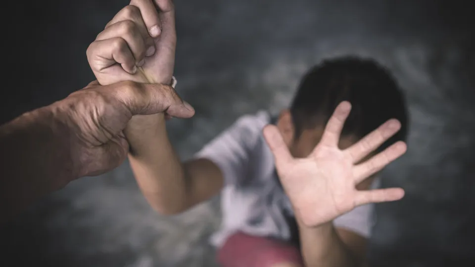 Cresce a violência sexual contra meninas no Brasil: 64 casos diários