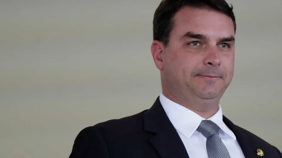Flávio Bolsonaro propõe suspensão da reforma tributária, afirma coordenador