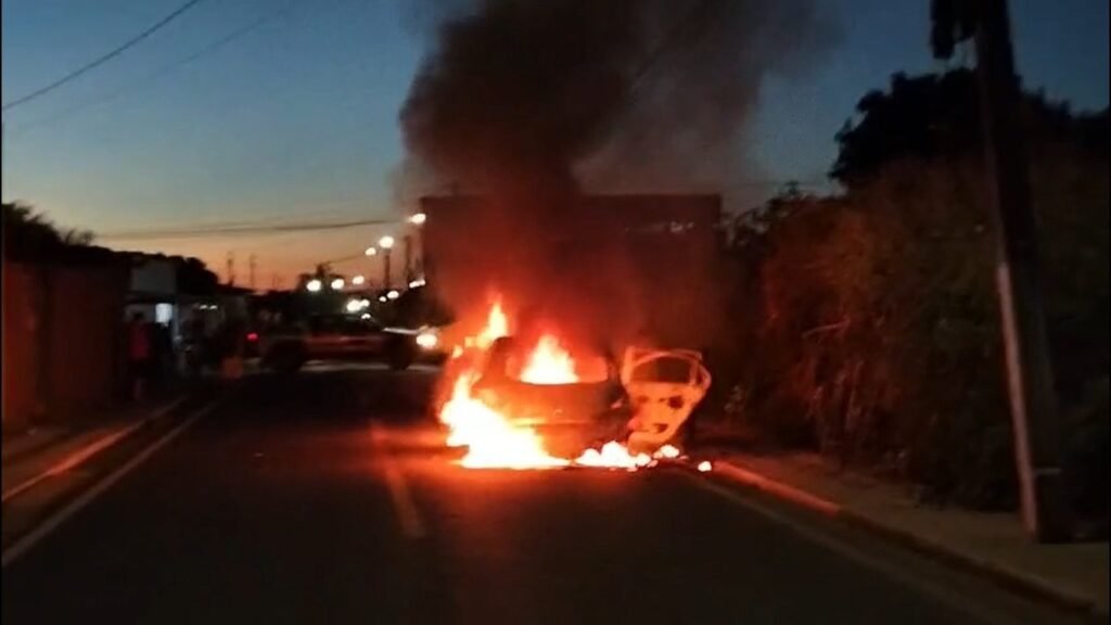 Carro de padre pega fogo e é destruído em Água Branca
