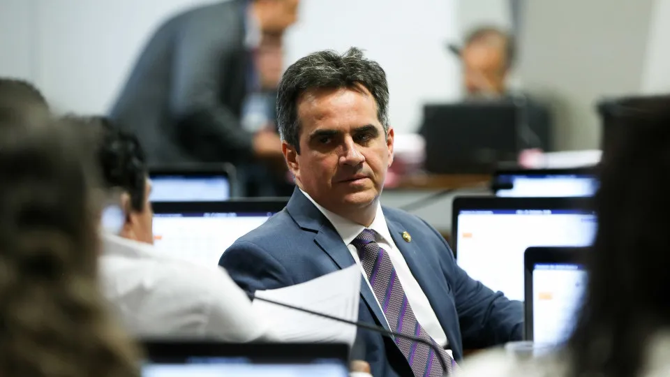 Ciro Nogueira afirma que Flávio Bolsonaro deve ser investigado