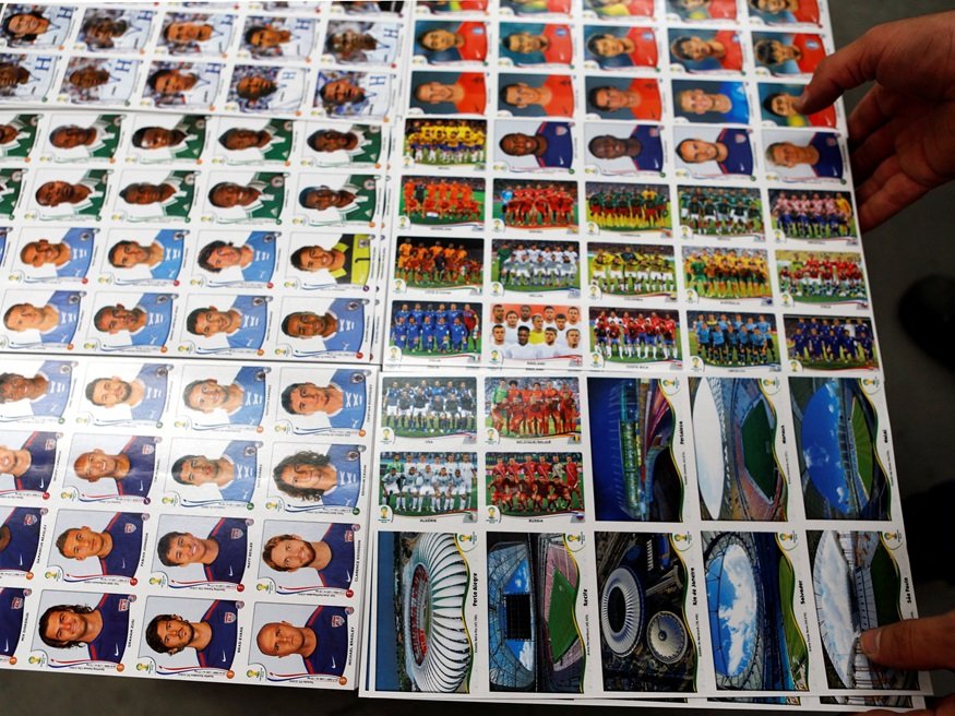 Polícia apreende 200 mil figurinhas falsificadas da Copa do Mundo em operação no Rio