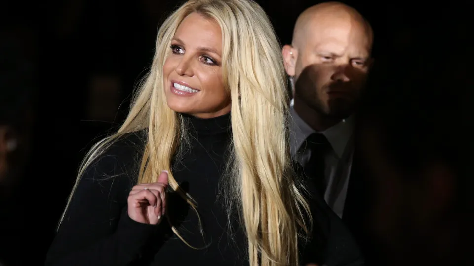 Britney Spears oferece lasanha a policiais antes de prisão por suspeita de embriaguez ao volante