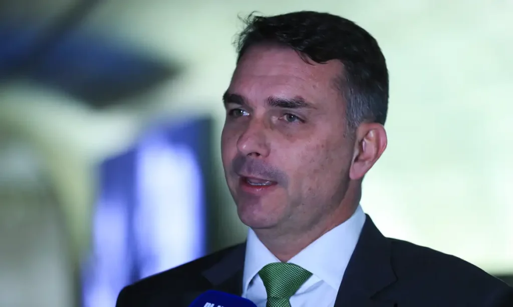 Flávio Bolsonaro pode visitar o Piauí em articulação do PL