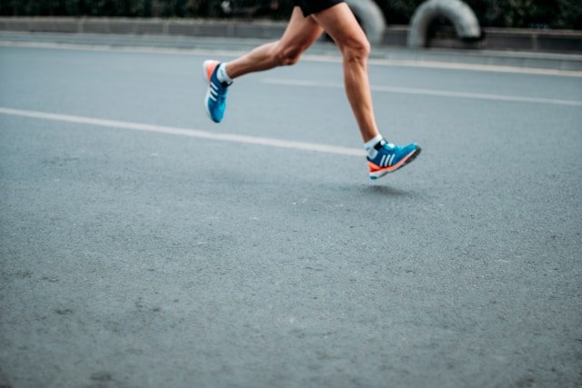Estudo revela que adultos precisam aumentar em até 4 vezes a prática de exercícios