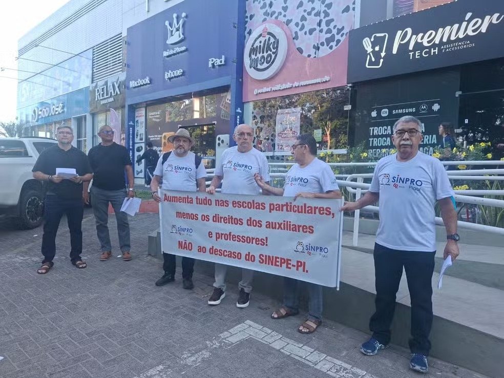 Professores da rede privada de Teresina realizam protesto por reajuste salarial