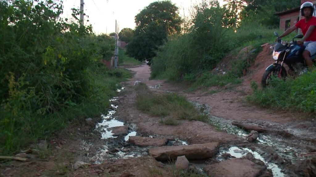 Moradores do Parque Vitória enfrentam buracos e lama nas ruas de Teresina