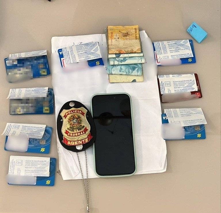 Polícia Federal desmantela grupo que fraudava benefícios do INSS e sequestra R$ 1 milhão