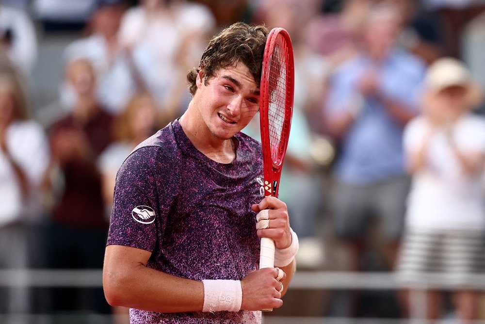 João Fonseca derrota Djokovic e garante campeão inédito em Roland Garros