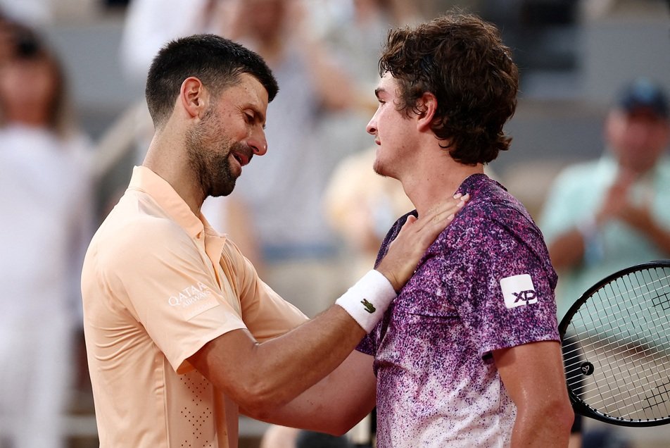 João Fonseca avança em Roland Garros após vencer Djokovic; próximo desafio é contra Ruud