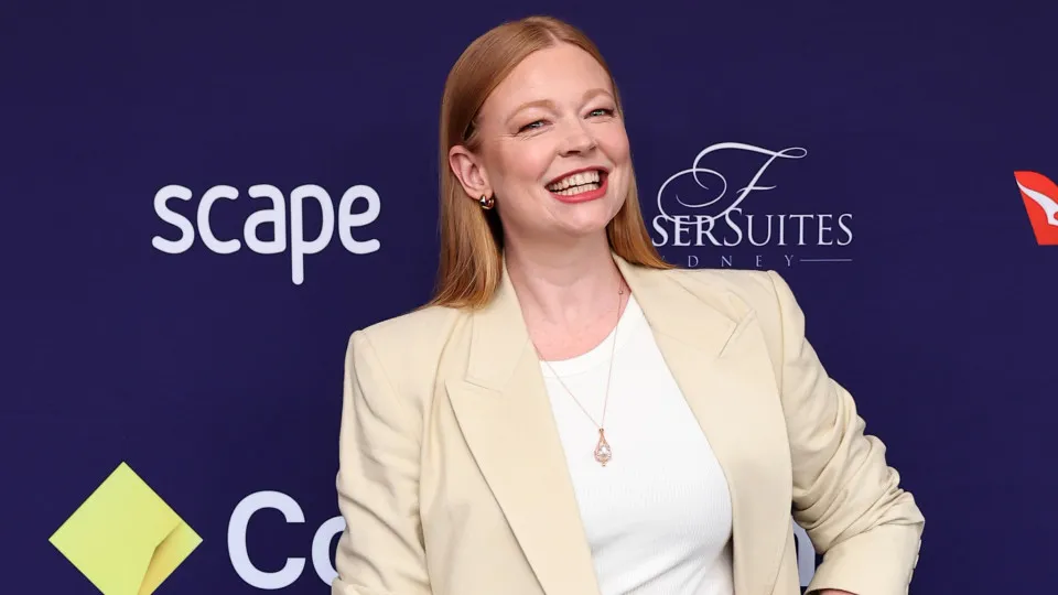 Sarah Snook de 'Succession' será protagonista em minissérie de 'os Pássaros'