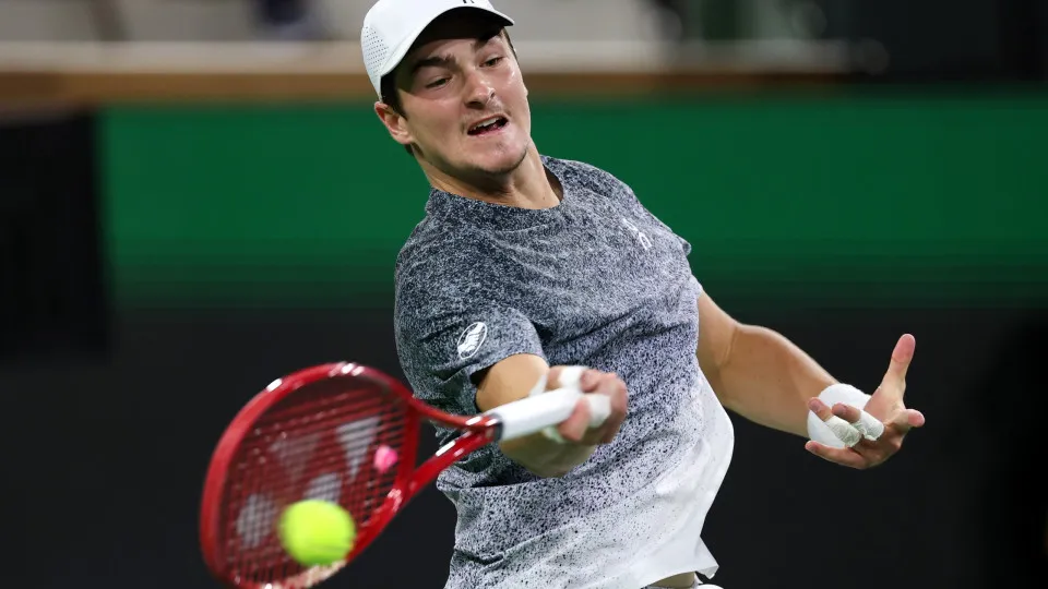 João Fonseca enfrenta Casper Ruud em busca de vaga histórica nas quartas de Roland Garros