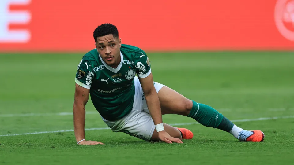 Vitor Roque segue tratamento e não terá férias durante a Copa do Mundo