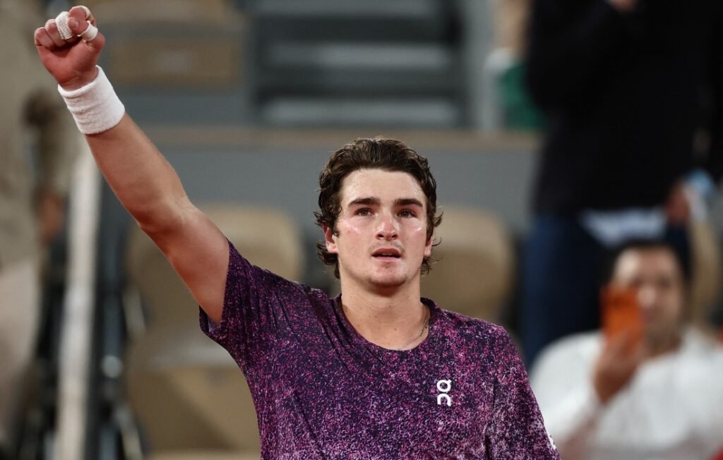 João Fonseca brilha em Roland Garros e avança no ranking da ATP
