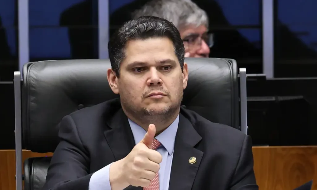 Alcolumbre propõe melhorias na PEC do 6×1 e defende tramitação nas comissões