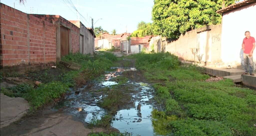 Moradores da Rua Andradina em Teresina enfrentam abandono e lama em via pública