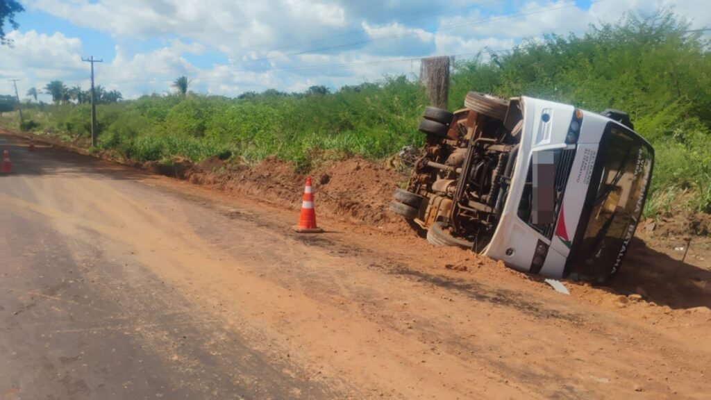 Van tomba na Pi-113 e deixa feridos em José de Freitas