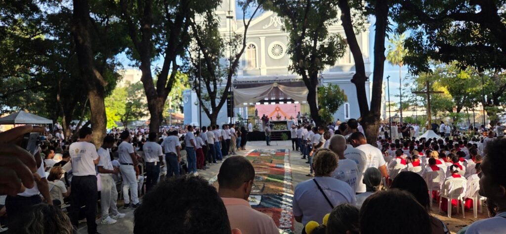 Corpus Christi reúne centenas de fiéis no Centro de Teresina