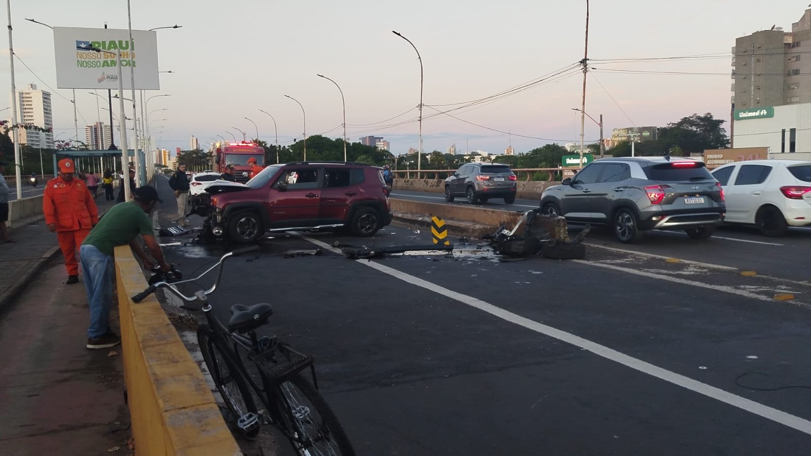 Motorista é detido após colidir carro em canteiro da ponte Juscelino Kubitschek em Teresina