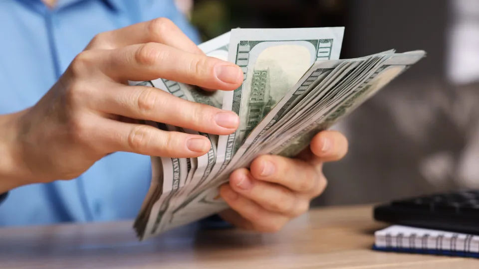 Dólar supera R$ 5,12 com expectativa de juros mais altos nos EUA