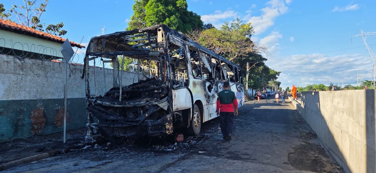 Incêndio em ônibus escolar em Teresina gera susto e riscos elétricos