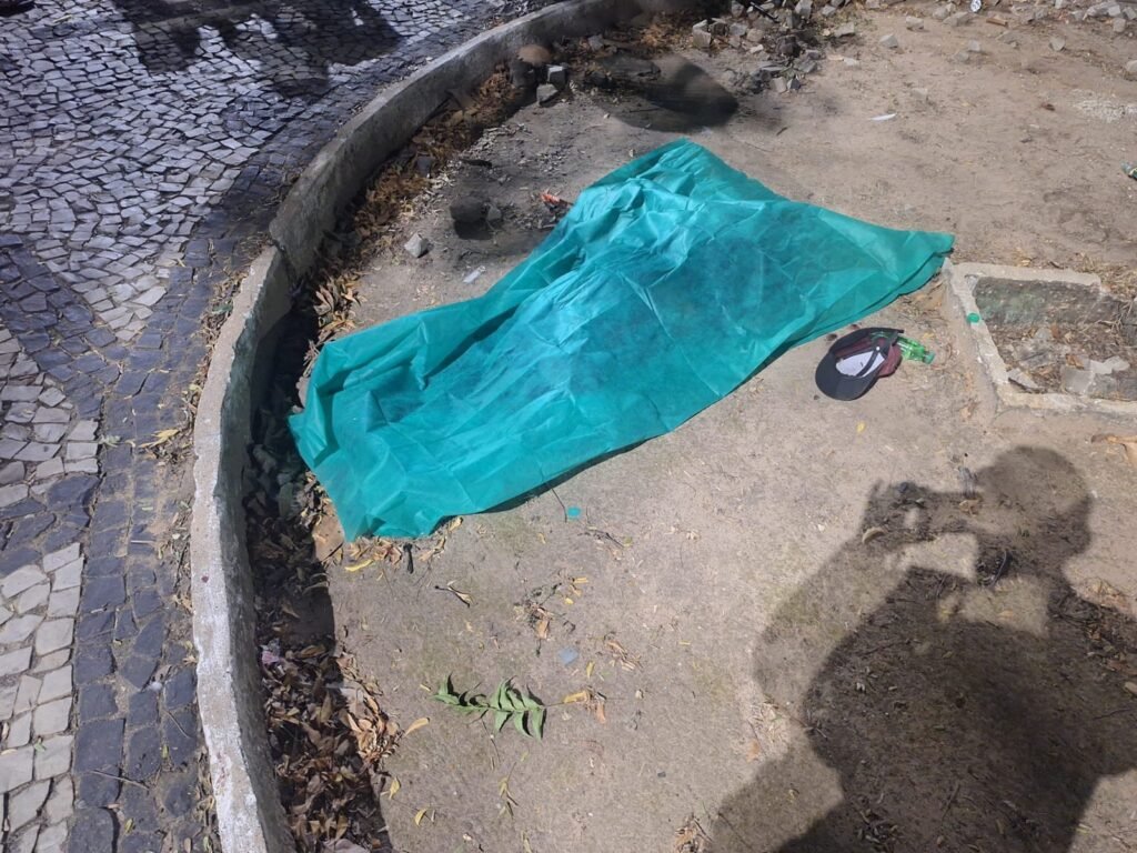 Homem é assassinado a facadas em praça de Teresina; companheira testemunha o crime