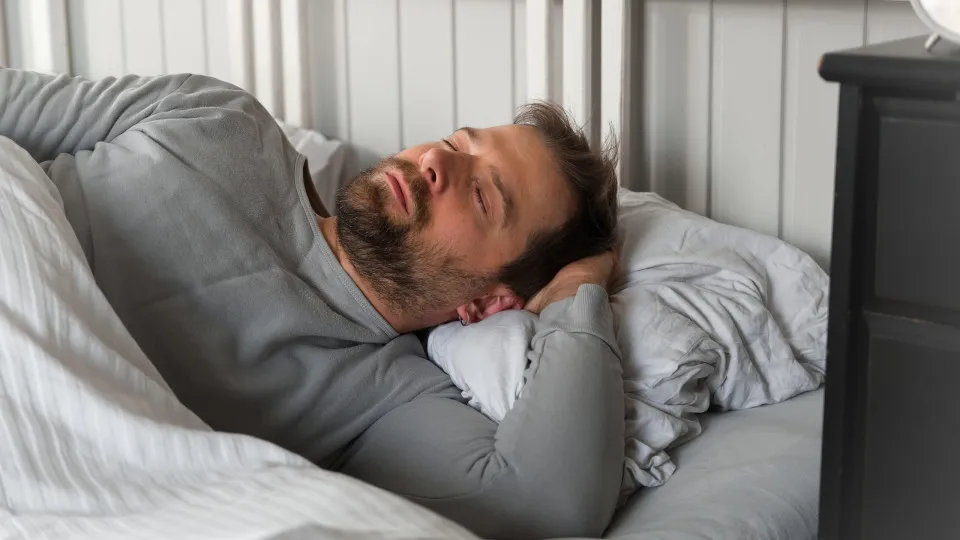 Dormir do lado esquerdo: benefícios para a saúde que você precisa conhecer