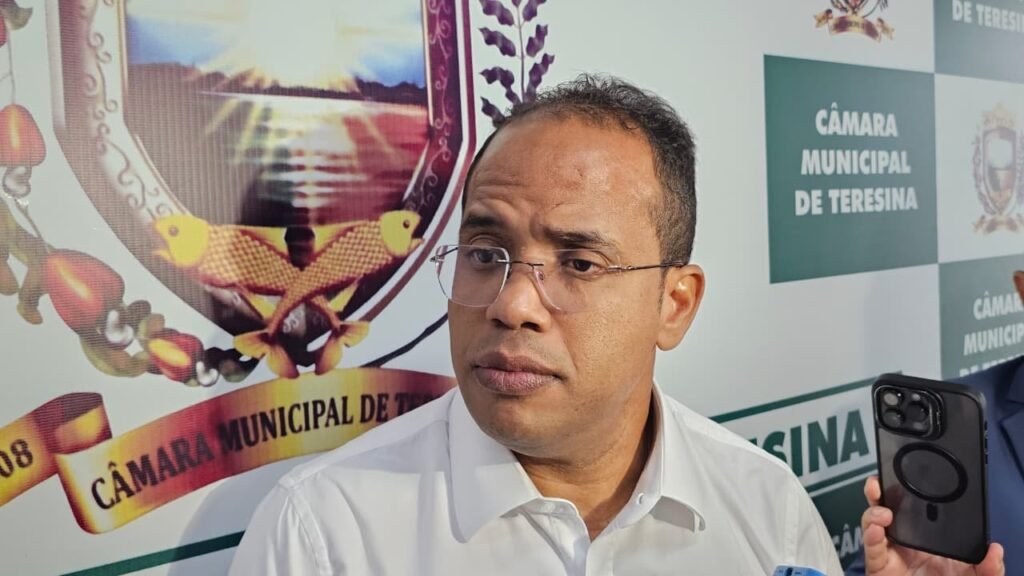 Crise do lixo em Teresina é atribuída a contratos emergenciais, diz Enzo Samuel