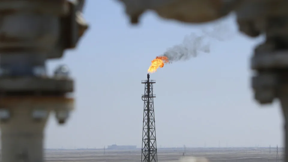 Petróleo fecha em queda após Trump suspender ataques ao Irã