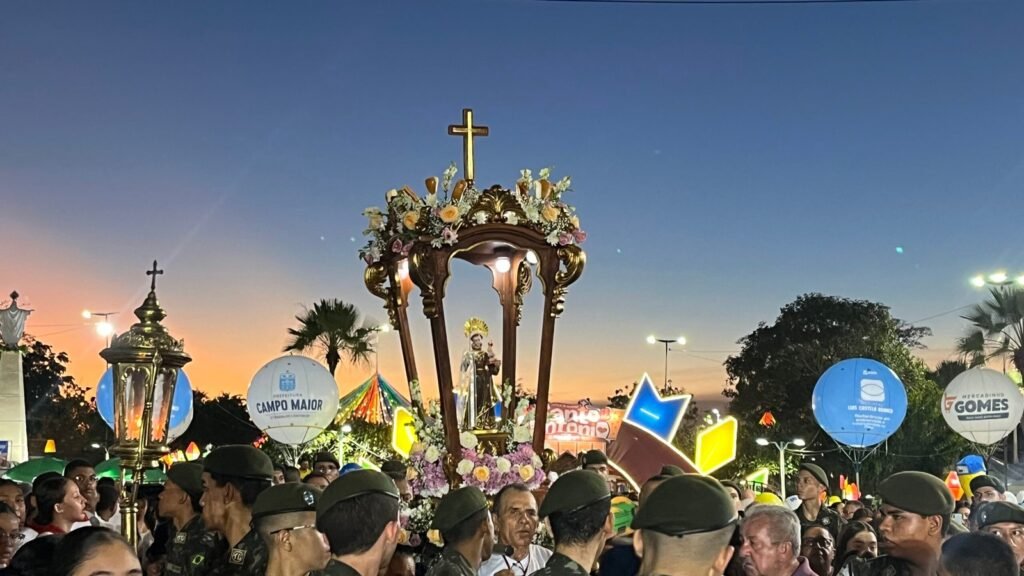 Fé e futebol: multidão celebra procissão de Santo Antônio e estreia do Brasil na Copa