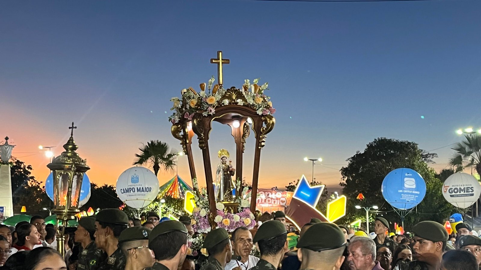 Fé e futebol: multidão celebra procissão de Santo Antônio e estreia do Brasil na Copa