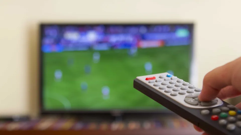 Maratona da Copa na TV: cuidados para evitar dores e problemas posturais