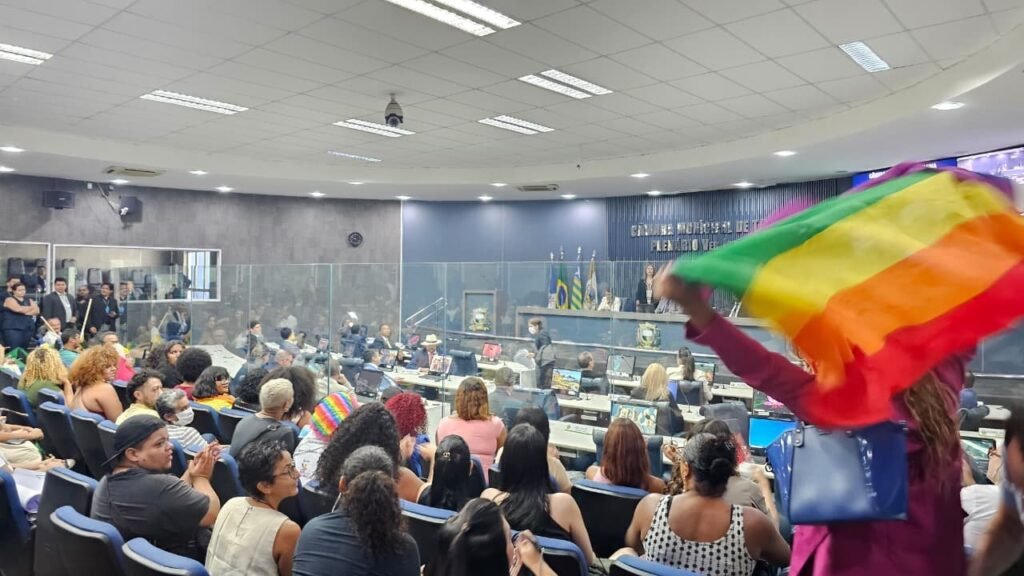 Câmara de Teresina aprova projeto que proíbe uso de banheiros femininos por mulheres trans