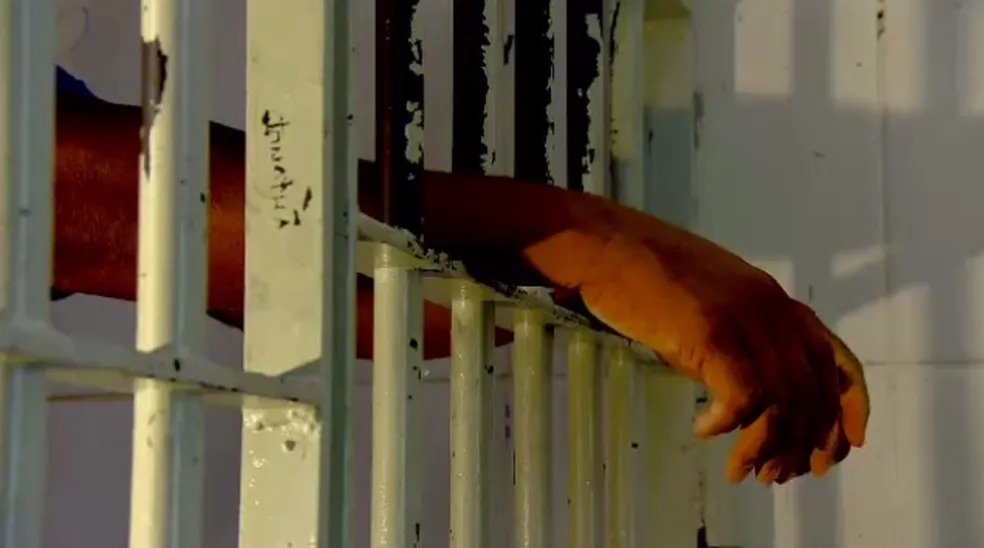 Mulher trans conquista prisão domiciliar após ser mantida em presídio masculino no Piauí