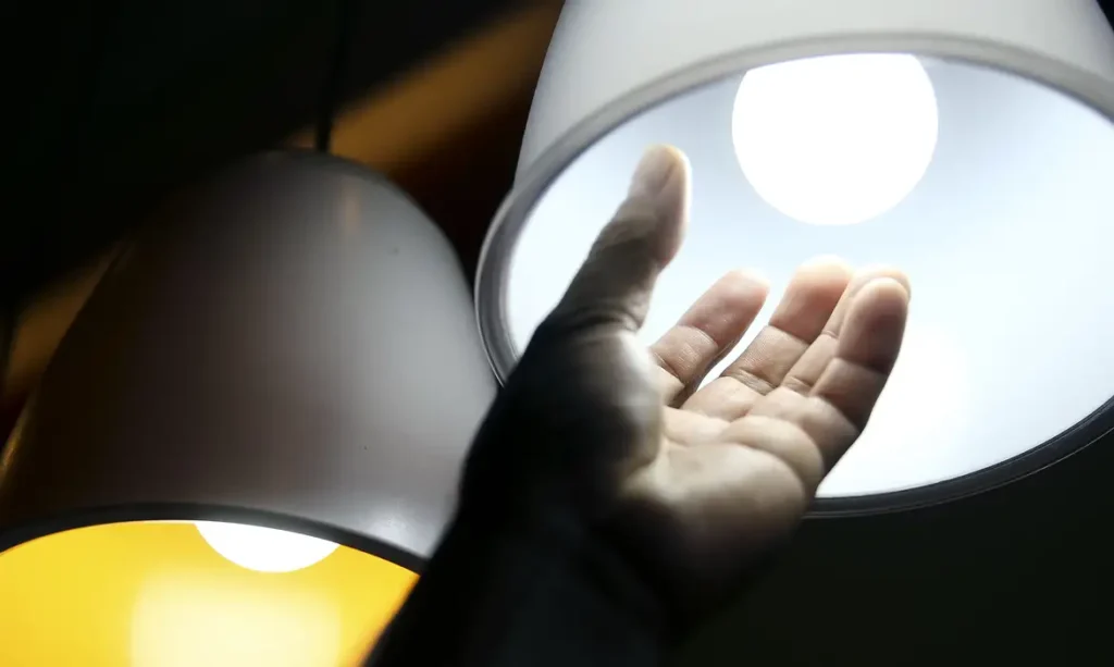 Bandeira tarifária das contas de luz permanece amarela em julho