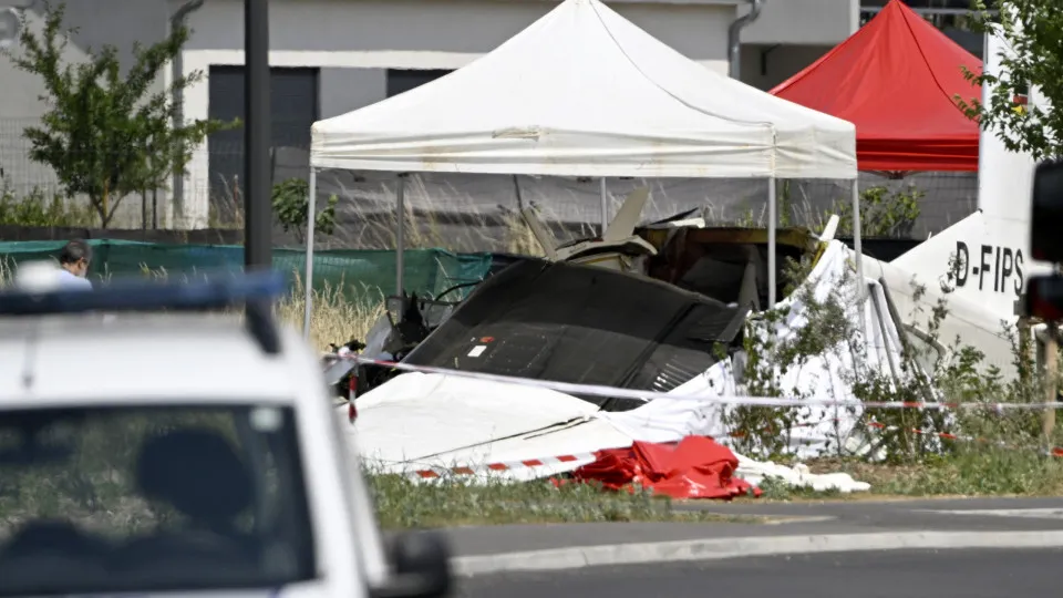 Avião cai em Tomblaine e deixa 11 mortos; famílias presenciam tragédia
