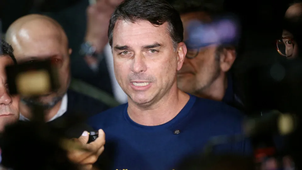 Flávio Bolsonaro critica Michelle por desinformação sobre festa de Vorcaro